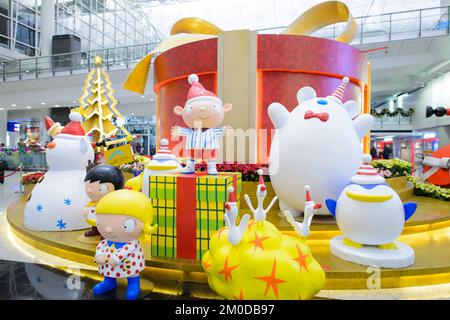 HONG KONG - 10 DICEMBRE: Aeroporto internazionale di Hong Kong il 10 dicembre 2014 a Hong Kong, Cina. Uno dei migliori aeroporti del passeggero annuale Foto Stock