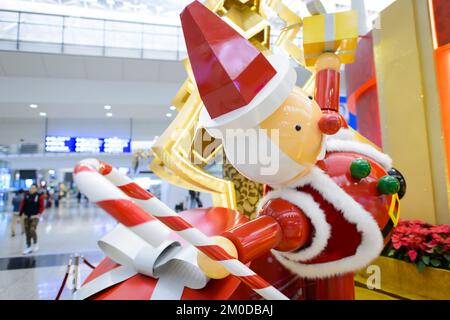 HONG KONG - 10 DICEMBRE: Aeroporto internazionale di Hong Kong il 10 dicembre 2014 a Hong Kong, Cina. Uno dei migliori aeroporti del passeggero annuale Foto Stock