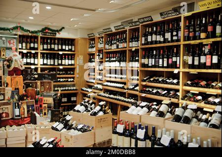 PARIGI, FRANCIA - 09 DICEMBRE: Negozio di alimentari di Natale il 09 dicembre 2008 a Parigi, Francia. Il vino francese è prodotto in tutta la Francia, in quantità Foto Stock