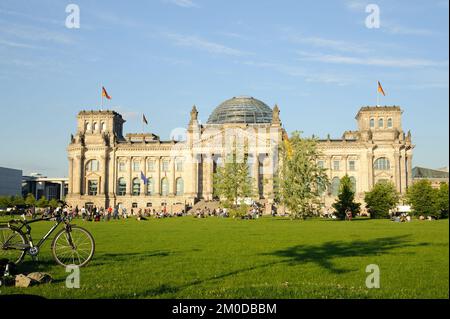 BERLINO, GERMANIA - MAGGIO 23: Edificio del Reichstag a Berlino, Germania il 23 maggio 2012. L'edificio del Reichstag è un edificio storico a Berlino, in tedesco Foto Stock