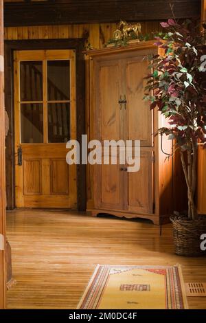 Antico armadio in legno nel soggiorno all'interno di una vecchia casa in stile cottage canadese del 1826. Foto Stock