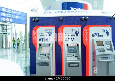 DUBAI, Emirati Arabi Uniti - 31 MARZO: travelex atm in aeroporto il 31 marzo 2014 a Dubai. Travelex Group è una società di cambio fondata da Lloyd Dorfman e h Foto Stock