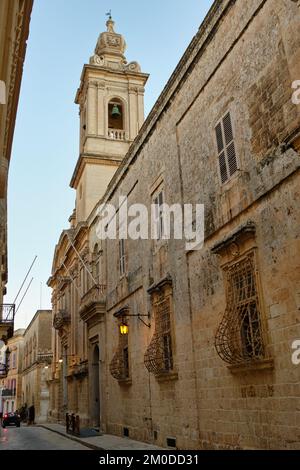 Il campanile dell'Annunciazione, conosciuto anche come la Chiesa Carmelitana al tramonto - Mdina, Malta Foto Stock