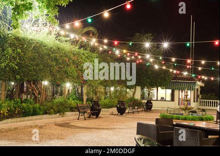 parcheggio vicino all'hotel a Macao di notte Foto Stock
