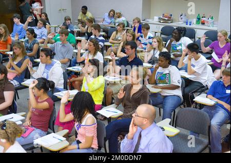 Office of Enforcement and Compliance - Catherine McCabe affronta un incontro congiunto con gli studenti ambientali di Georgetown e il corpo per la conservazione della Terra. , Agenzia per la protezione ambientale Foto Stock