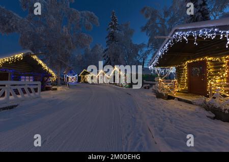 Decorazioni natalizie sulle vecchie cabine in Fairbanks Alaska Foto Stock