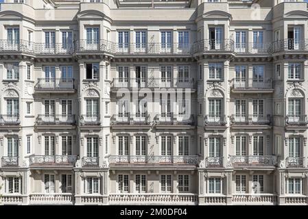 Facciate di antichi palazzi residenziali con molti balconi, finestre a bovindo e finestre con balaustre e ringhiere in ferro battuto o Foto Stock