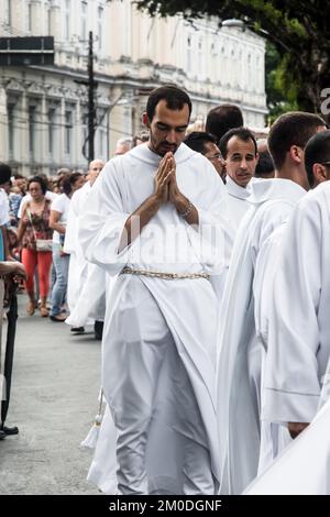 Salvador, Bahia, Brasile - 25 maggio 2016: I sacerdoti pregano durante la processione del Corpus Cristo a Salvador, Bahia. Foto Stock