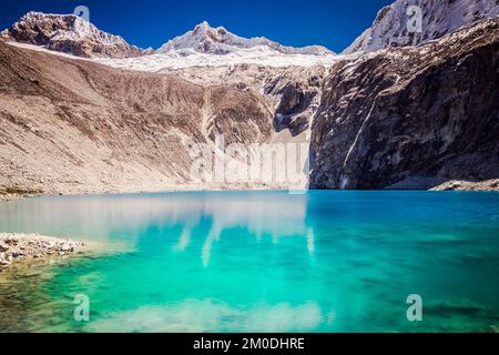 lago 69 n Cordillera Blanca con le Ande innevate, Ancash, Perù Foto Stock