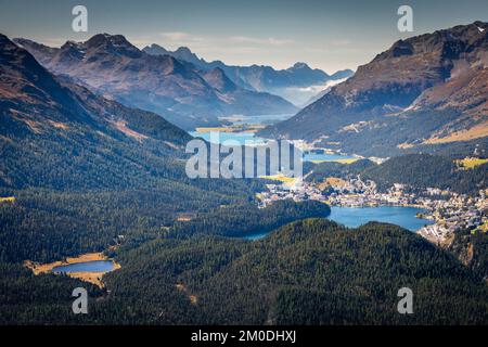 Vista sopra St Moritz da Muottas Muragl dell'alta Engadina, Graubunden, Svizzera Foto Stock