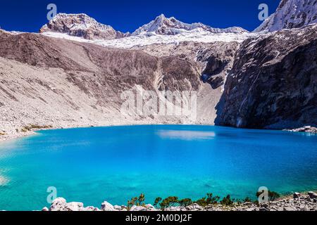 lago 69 n Cordillera Blanca con le Ande innevate, Ancash, Perù Foto Stock