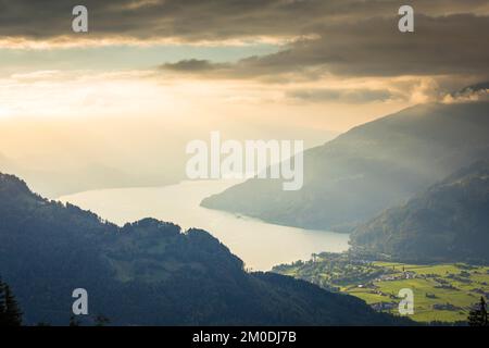 Veduta aerea delle Alpi Svizzere e del Lago di Thun al suggestivo tramonto, Interlaken Foto Stock