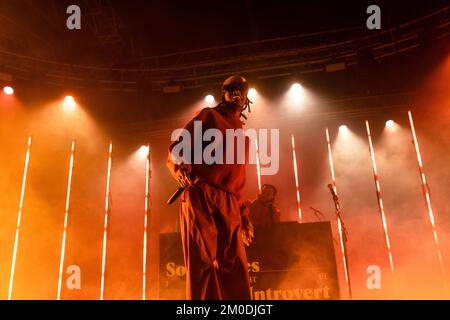 Milano, Italia. 05th Dec, 2022. Il rapper britannico, la cantante e attrice Little Simz suona dal vivo a Fabrique. Credit: SOPA Images Limited/Alamy Live News Foto Stock