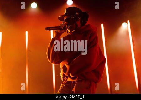 Milano, Italia. 05th Dec, 2022. Il rapper britannico, la cantante e attrice Little Simz suona dal vivo a Fabrique. Credit: SOPA Images Limited/Alamy Live News Foto Stock