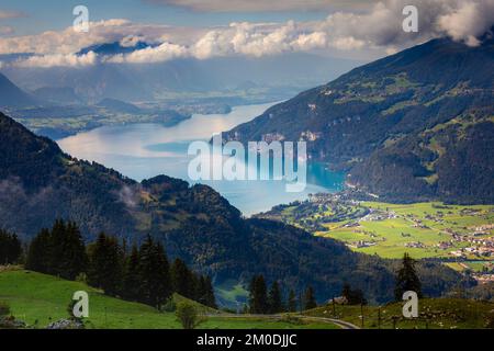 Veduta aerea delle Alpi Svizzere e del Lago di Thun al suggestivo tramonto, Interlaken Foto Stock