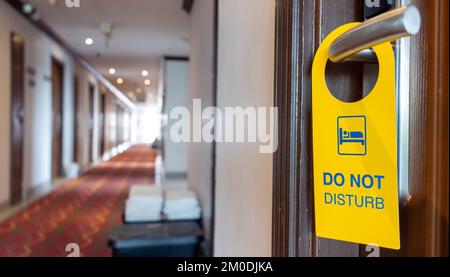 Il cartello non disturbare è appeso sul pomello della porta della camera d'albergo Foto Stock