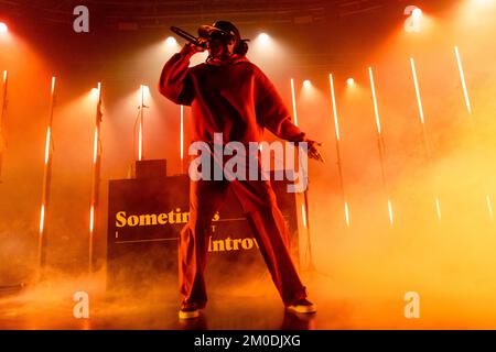 Milano, Italia. 05th Dec, 2022. Il rapper britannico, la cantante e attrice Little Simz suona dal vivo a Fabrique. (Foto di Mairo Cinquetti/SOPA Images/Sipa USA) Credit: Sipa USA/Alamy Live News Foto Stock