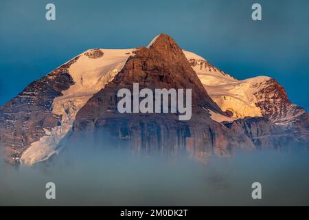 Montagna Jungfrau, Alpi Svizzere bernesi innevate, vista da Murren, Svizzera Foto Stock