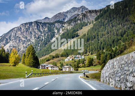 Strada di montagna in Engadina, strada spettacolare con le alpi svizzere, Svizzera Foto Stock