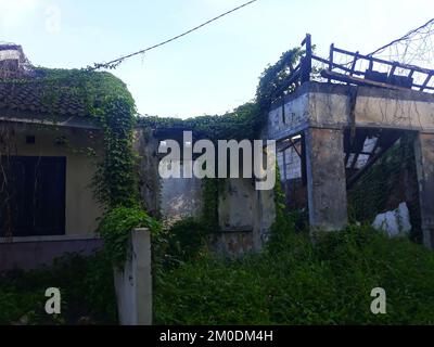 Abbandonato spooky rovinato casa nel villaggio Foto Stock