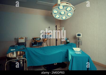 Sala operatoria sterile in ospedale set di esposizione di apparecchiature mediche chirurgiche disposti sul tavolo. Sala operatoria con sfondo strumenti chirurgici Foto Stock