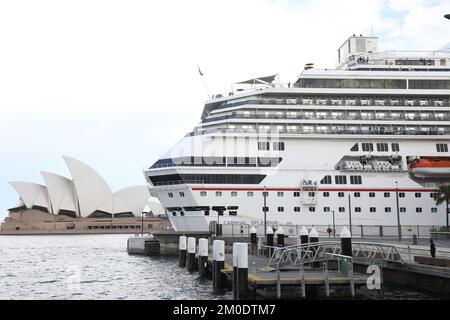Nave da crociera Carnival Splendor ormeggiata al Terminal passeggeri d'oltremare a Sydney, Australia Foto Stock