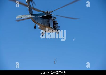 221116-N-EV253-1225 SAN DIEGO (16 novembre 2022) – l'equipaggio di un elicottero MH-60s Seahawk assegnato ai “Merlins” di Helicopter Sea Combat Squadron (HSC) 3, pratica esercizi di sollevamento durante un corso dinamico di prova di concetto presso il Naval Outlying Landing Field di Imperial Beach, California, 16 novembre. Il corso, supervisionato dal responsabile delle operazioni navali (CNO) Search and Rescue Model Manager (SARMM) di HSC-3, è stato guidato da rappresentanti di Air Rescue Systems (ARS) ed è stato progettato per insegnare ai piloti della Marina e agli aircrewmen la fisica dietro il sollevamento degli elicotteri e le nuove tecniche per condurre sa Foto Stock