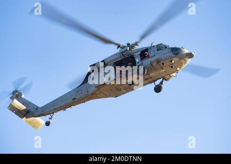 221116-N-EV253-2324 SAN DIEGO (16 novembre 2022) – l'equipaggio di un elicottero MH-60s Seahawk assegnato ai “Merlins” di Helicopter Sea Combat Squadron (HSC) 3, pratica esercizi di sollevamento durante un corso dinamico di prova di concetto presso il Naval Outlying Landing Field di Imperial Beach, California, 16 novembre. Il corso, supervisionato dal responsabile delle operazioni navali (CNO) Search and Rescue Model Manager (SARMM) di HSC-3, è stato guidato da rappresentanti di Air Rescue Systems (ARS) ed è stato progettato per insegnare ai piloti della Marina e agli aircrewmen la fisica dietro il sollevamento degli elicotteri e le nuove tecniche per condurre sa Foto Stock
