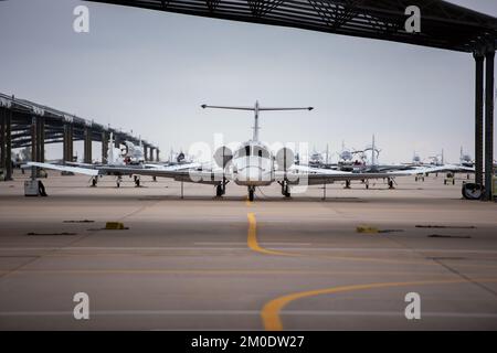 Un T-1A Jayhawk attende il suo equipaggio sulla linea di volo alla base dell'aeronautica di Vance, Okla, 03 novembre. Il T-1 viene utilizzato nella fase avanzata della formazione pilota per addestrare i piloti al sollevamento aereo e alle autocisterne. (STATI UNITI Foto dell'aeronautica di 2nd Lt. Jonathan Soferr) Foto Stock