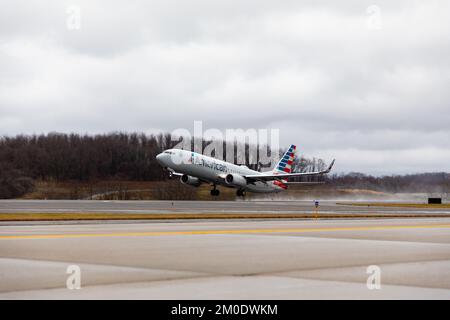 L'aereo contenente le famiglie Gold Star decade per iniziare il viaggio dello Snowball Express all'Aeroporto Internazionale di Pittsburgh, Pennsylvania, 3 dicembre 2022. Il Gary Sinise Foundation Snowball Express è stato sviluppato per ospitare un'esperienza di cinque giorni per oltre 1.750 bambini dei membri del servizio Fallen e i loro genitori o tutori sopravvissuti al Walt Disney World con un tempo speciale per onorare i loro Fallen e una miscela di divertimento e programmi ispiratori. Questo sarà il primo Snowball Express tra tre anni. (STATI UNITI Foto dell'esercito di Sgt. 1st Classe Dalton Smith) Foto Stock