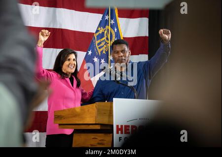 Kennesaw, Georgia, Stati Uniti. 5th Dec, 2022. Candidato repubblicano della Georgia per gli Stati Uniti Il Senato HERSCHEL WALKER campagne la notte prima delle elezioni run-off, insieme alla moglie Julie e l'ex governatore della Carolina del Sud Nikki Haley. Nella foto: Haley e Walker si fermano alla folla di tifosi (Credit Image: © Robin Rayne/ZUMA Press Wire) Foto Stock