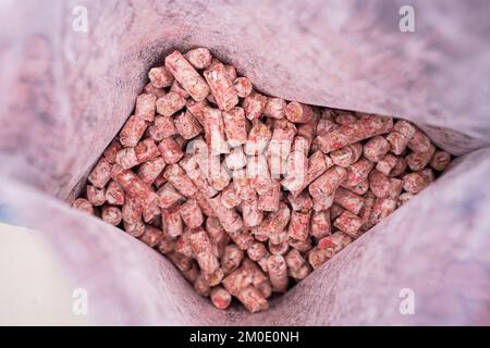 Veleno granulare da topi in un primo piano della confezione. Prodotto chimico rosso-rosa da piccoli roditori domestici Foto Stock