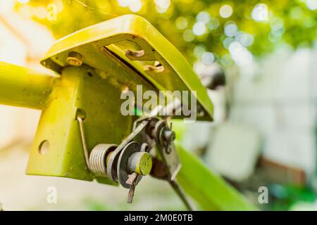 La leva di comando su un trattore con operatore a distanza ravvicinata su uno sfondo sfocato. Elementi di controllo di macchine agricole. Foto Stock