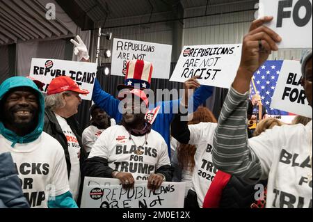 Kennesaw, Georgia, Stati Uniti. 5th Dec, 2022. I membri del gruppo Blacks for Trump si sono Uniti alla folla in un raduno per il candidato repubblicano della Georgia per gli Stati Uniti Senato HERSCHEL WALKER alla vigilia delle elezioni speciali di run-off in Georgia. Il gruppo proclama Trumpsters e i repubblicani non sono razzisti. (Credit Image: © Robin Rayne/ZUMA Press Wire) Foto Stock