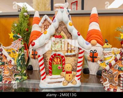 Gingerbread Casa decorazione per la vendita nel mercato di Natale in Massachusetts, ma, USA. Foto Stock