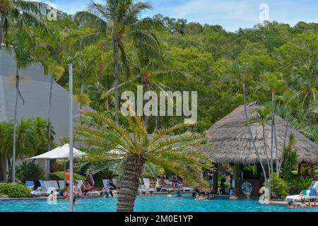 Hamilton Island, QLD, Australia - 27 novembre 2022: Pool bar tropicale sull'Isola di Hamilton, Australia. Foto Stock