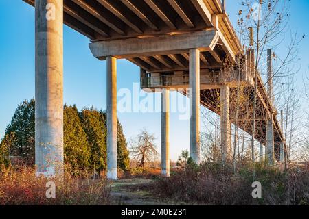 Sotto il ponte. Colonne di ponte in cemento. Costruzione prospettica da sotto il ponte. Nessuno, architettura astratta Foto Stock