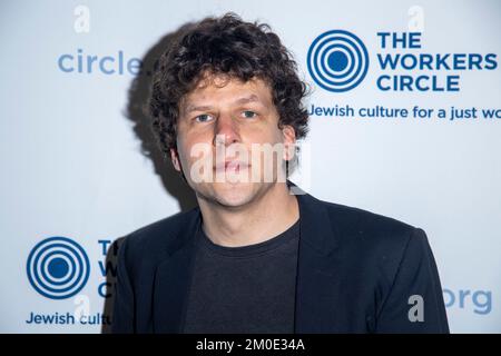 NEW YORK, NEW YORK - DICEMBRE 05: Jesse Eisenberg partecipa al 2022 Workers Circle Benefit a Tribeca 360 il 05 Dicembre 2022 a New York City. Foto Stock