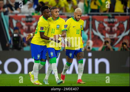 Doha, Qatar. 05th Dec, 2022. Vinicius Jr del Brasile celebra il punteggio con Raphinha del Brasile e Neymar del Brasile durante la Coppa del mondo FIFA Qatar 2022 Round of 16 match tra Brasile e Repubblica di Corea al 974 Stadium di Doha, Qatar il 5 dicembre 2022 (Photo by Andrew Surma/ Credit: Sipa USA/Alamy Live News Foto Stock