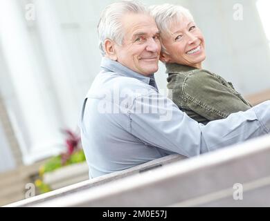 Passare del tempo con l'amore della mia vita. Ritratto di una coppia anziana seduta insieme su una panchina. Foto Stock