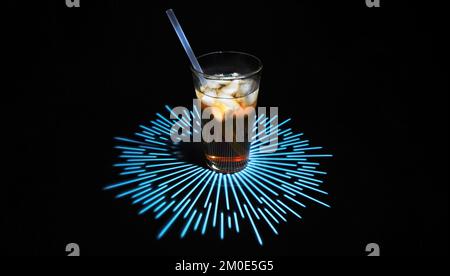 Il tè ghiacciato in un bicchiere con la paglia riutilizzabile salvare il pianeta Foto Stock