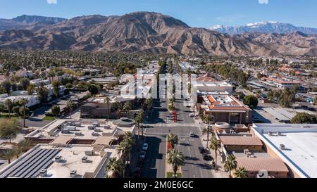 Vista aerea diurna dell'area urbana del centro cittadino e delle montagne di Palm Desert, California, Stati Uniti. Foto Stock