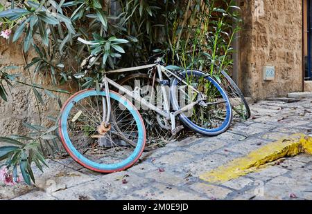 Vecchie biciclette per le strade della vecchia Jaffa. Foto Stock
