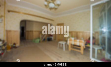 Costruzione interna di un nuovo progetto di casa con pareti di sfondo luminoso. Scale in stanza vuota. Sfocato e Blured stanza vuota luminosa senza Foto Stock