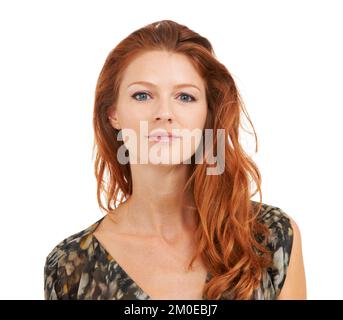 Bellezza sicura. Bella donna dai capelli rossi che guarda con fiducia alla telecamera, isolata su bianco - copyspace. Foto Stock
