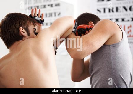 Combatti. due artisti marziali spargono nell'anello. Foto Stock