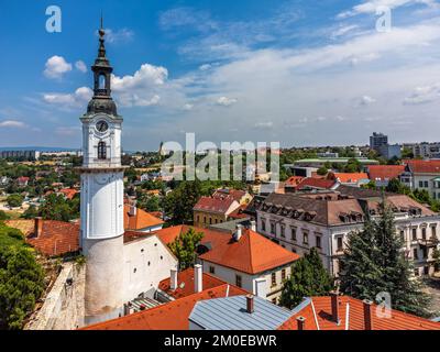 Veszprem, Ungheria - veduta aerea della torre di vigilanza antincendio in piazza Ovaros, quartiere del castello di Veszprem con edifici medievali in una giornata di sole estate wi Foto Stock