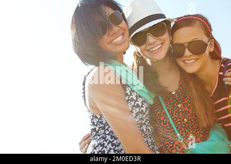 Gli amici sono il possesso più prezioso. Primo piano di un gruppo di ragazze adolescenti sorridenti con le braccia intorno alle spalle. Foto Stock