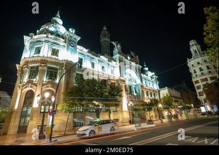 Valencia, Spagna : 2022 novembre 14 : Panorama notturno dell'edificio degli uffici postali di Valencia nell'inverno del 2022. Foto Stock