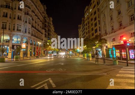 Valencia, Spagna : 2022 novembre 14 : Panorama notturno dell'edificio degli uffici postali di Valencia nell'inverno del 2022. Foto Stock